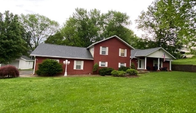 Spacious 3500 SQFT House 300 feet from Lake Taneycomo.Minutes to Branson Landing