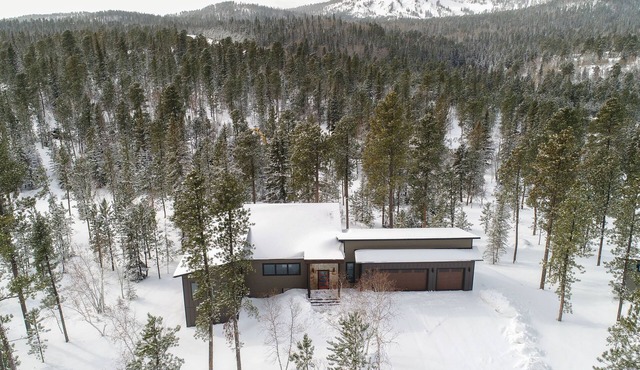 Spacious 3600 sq. ft. Cabin w/Hot Tub, Great Amenities & Clubhouse w/Pool!