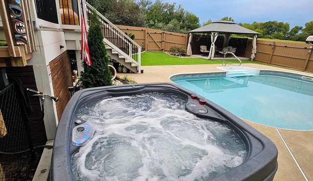 Spacious 3600 sq ft Home-Hot Tub-Pool-Game Room & 3 Acres of Privacy - Sleeps 14