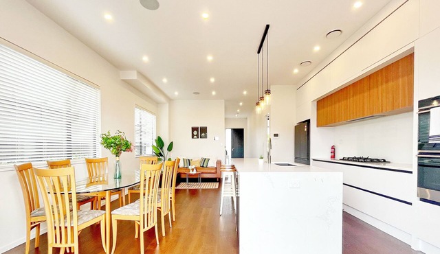 Spacious 370sqm New Home, Longhorn Dr Retreat