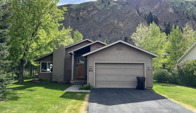 Spacious 3B/2BA house w/fenced yard+mountain view