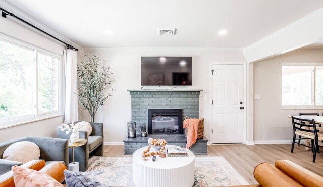 Spacious 3B Ranch by Mercy Anderson, 15 min to DT