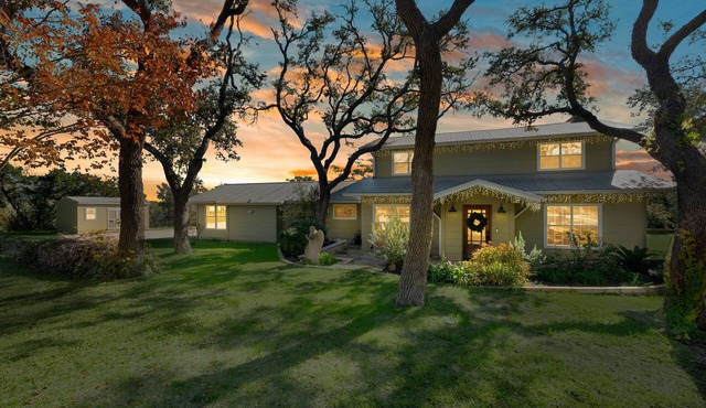 Spacious 3BD/2BA Retreat- Conveniently Located!