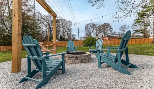 Spacious 3BD 2BA w/fenced yard & direct bike trail access. Near GVL, TR, Furman.