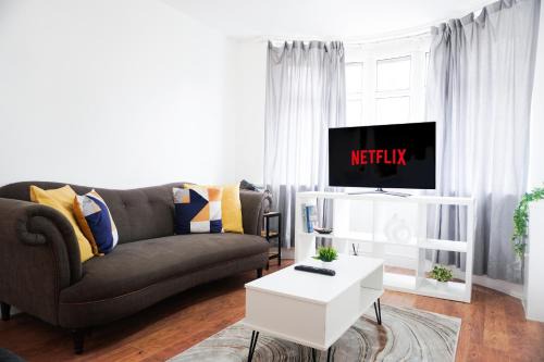 Spacious 3BD Family Home - Near Coop Live & Etihad - Free Parking