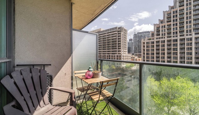 Spacious 3bed/2 bath Downtown Toronto condo + Free Parking, min to CN tower