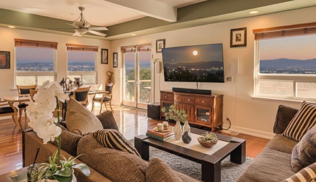 Spacious 3BR/2.5BA Home 2800 sq ft Mountain Views & Prime Location. PRIVATE.
