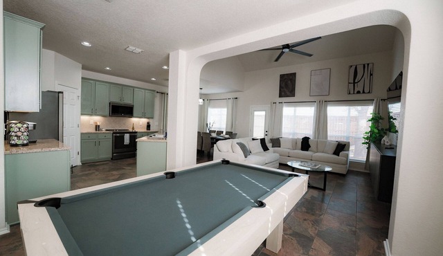 Spacious 3br/2.5ba Home Utsa/SixFlags/La Cantera/Short Drive to Downtown SA