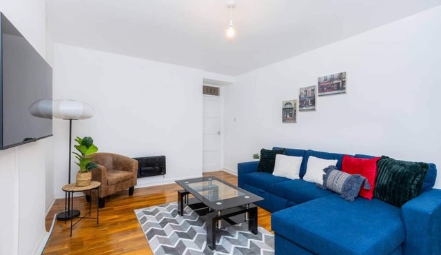 Spacious 3BR 2 Bath London Flat with Free Parking