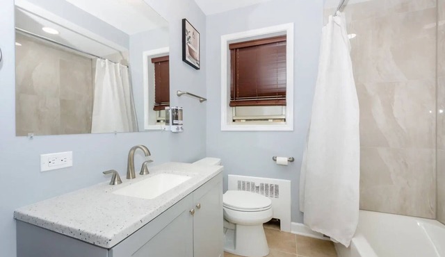 Spacious 3BR/2BA Apartment - Smart Lock & 85" TV - Near Downtown
