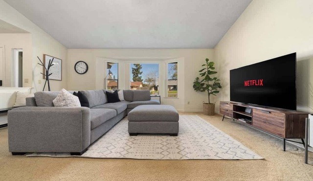 Spacious 3BR/2BA Central Sac – Fireside Comfort
