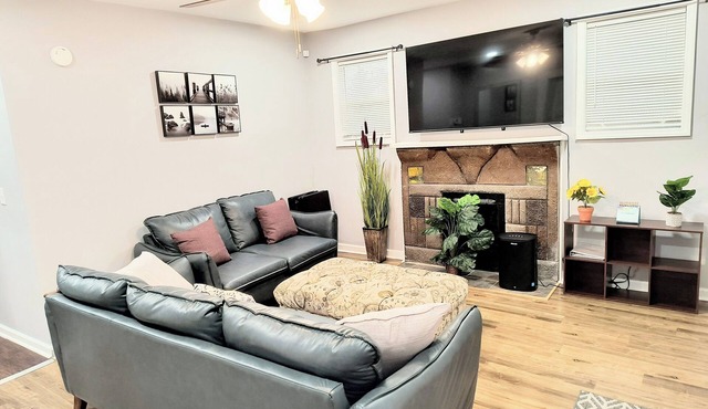 Spacious 3BR/2BA Home-Fast WiFi, Smart TVs,Free Netflix,Furnished Patio- Pets OK