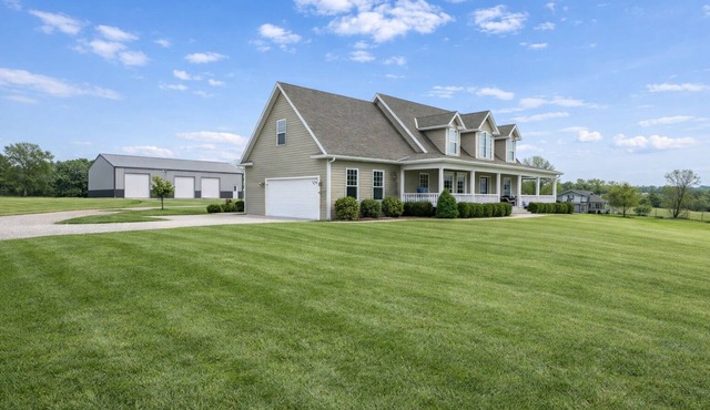 Spacious 3BR, 3.5BA Country Retreat Near KC, Patio Fireplace, Game Room