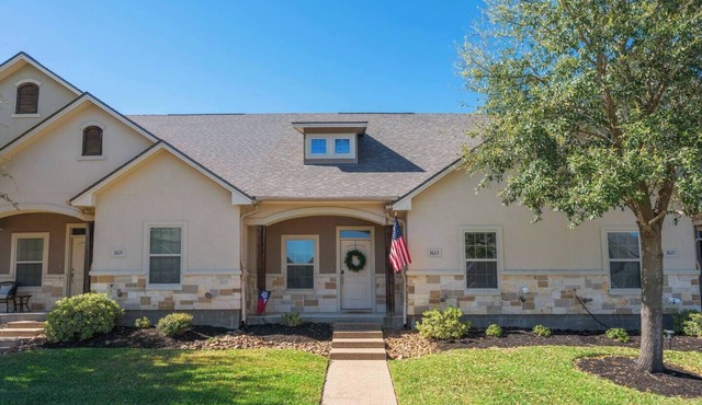 Spacious 3BR/3BA Townhome | Tempur-Pedic Beds | Pool Access