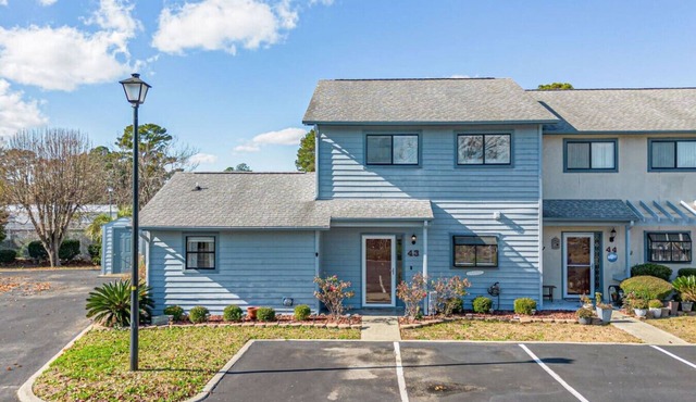 Spacious 3BR/3BA Townhome w/1st Floor master