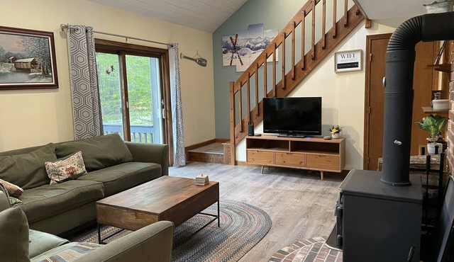 Spacious 3BR All-Season Family Retreat – Beach Access & Game Room