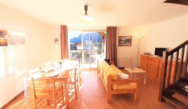 Spacious 3BR Apartment in Saint Lary Soulan - Sleeps 6, South Facing, Parking, Ski Storage
