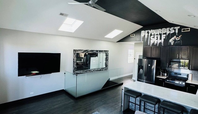 Spacious 3BR Apartment with Patio & BBQ, Minutes from Downtown & CTA!n