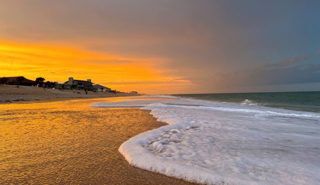 Spacious 3BR Beach House, Hot Tub, Walk to Ocean – Dog Friendly