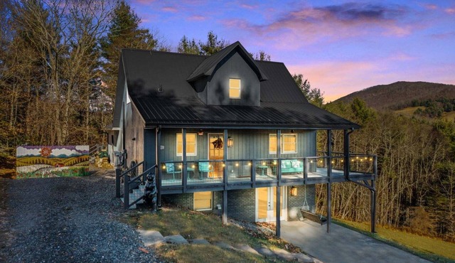 Spacious 3BR chalet in Fleetwood, NC, perfect for family gatherings, sleeps 10.