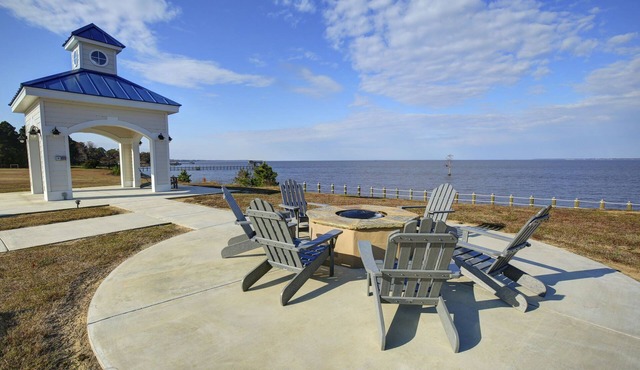 Spacious 3BR Condo w/Waterfront View & Pool