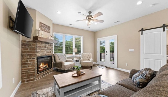 Spacious 3BR Condo with Free Attraction Tickets, Indoor Pool & Hot Tub - Central Location!