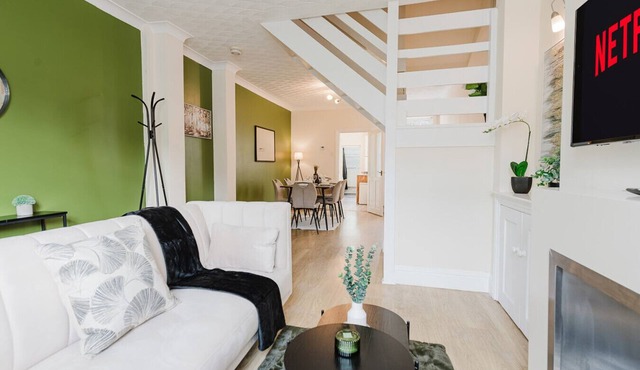 Spacious 3BR Contractor Home in Peterborough