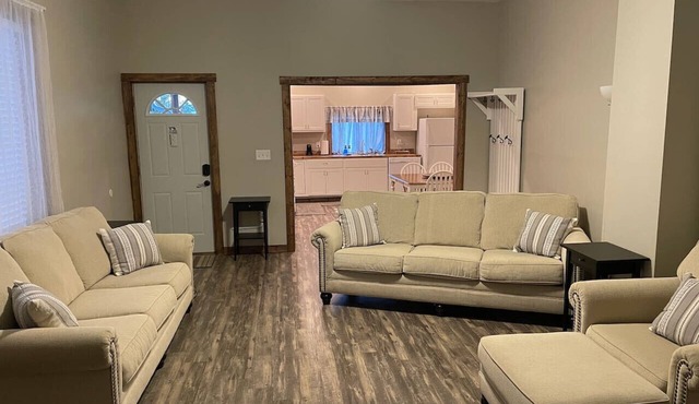 Spacious 3BR Downtown Farmhouse Near Honeywell Long-Stay Friendly & Cozy