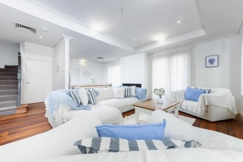 Spacious 3BR Duplex Escape - Free Parking