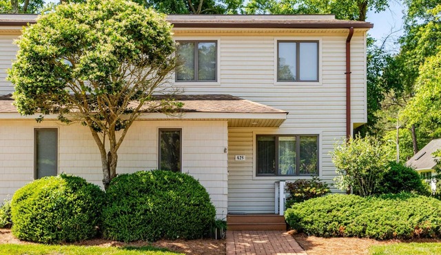 Spacious 3BR End Unit Townhome with Pool, 3 Blocks to Beach