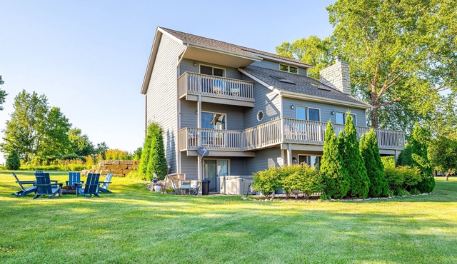 Spacious 3BR*Ensuites | Hot Tub*Fire Pit*Game Room*Coffee Bar*Stunning Sunsets!