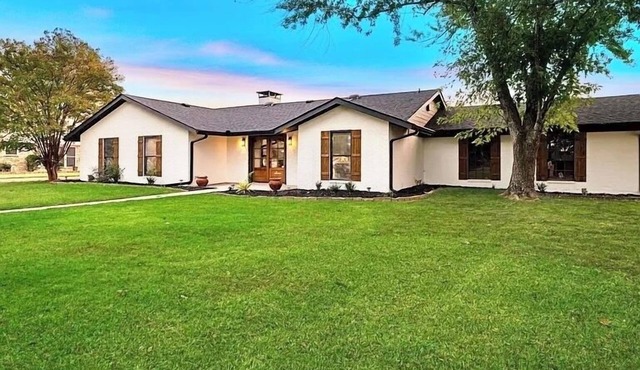 Spacious 3BR Family Friendly Retreat w/Sunroom & Office – Near Downtown Paris!
