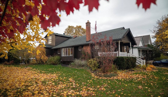 Spacious 3BR Family Home | 3-season room | Pool table | Niagara Falls