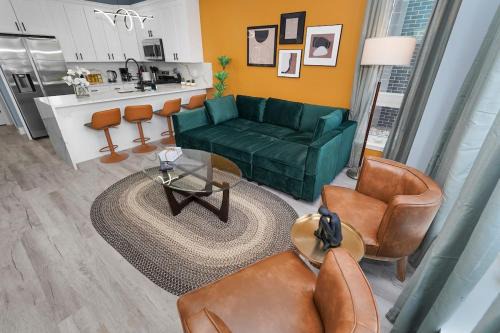 Spacious 3BR Family Oasis Sleeps 8 with Free Parking Near Medical District, Douglas Park and University of Illinois Chicago