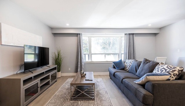 Spacious 3BR Family Stay Hwy 401