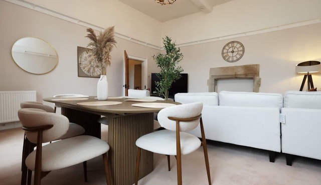 Spacious 3BR Flat in Cowbridge Centre