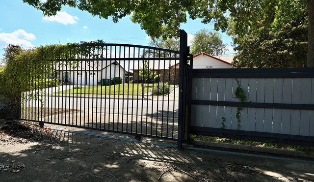 Spacious 3BR Furnished Home: Bar, Sunroom & Bonus Rooms