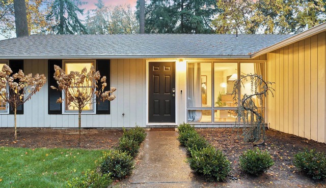 Spacious 3BR Getaway, Fenced Yard & Fireplace