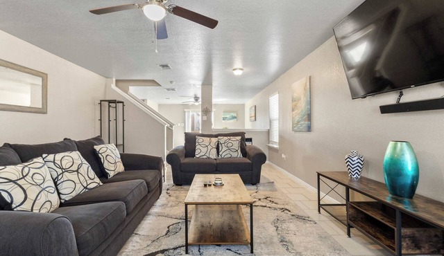 Spacious 3BR Getaway, Near Downtown & Ft Sam