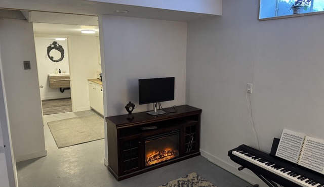 Spacious 3BR Home + 1 BR Private Ensuite, 2 Kitchens, for big Families & Groups