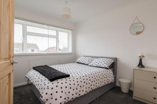 Spacious 3BR Home in Leighton Buzzard Parking Sleeps 5 Walk to Town & Train Near Rushmere Country Park & Leighton Buzzard Railway Perfect for Families & Work Stays