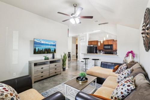Spacious 3BR Home 10 Min to Fort Cavazos, Garage, Fast WiFi, Fenced yard, Long Stays Welcome