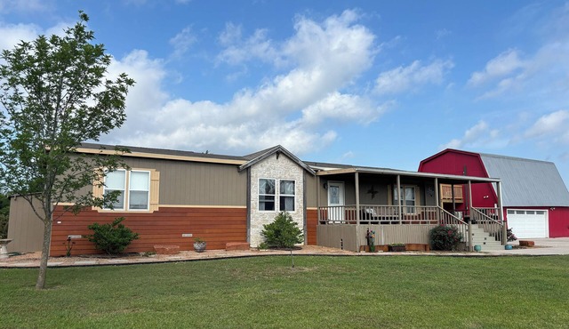 Spacious 3BR Home + Barn Theater in the Country Between Dallas & Houston