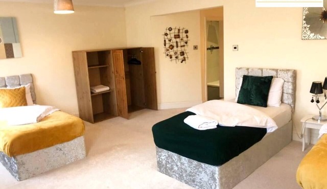 Spacious 3BR Home in Bedford for Big Groups