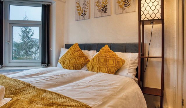 Spacious 3BR Home | Sleeps 7 | Free Parking