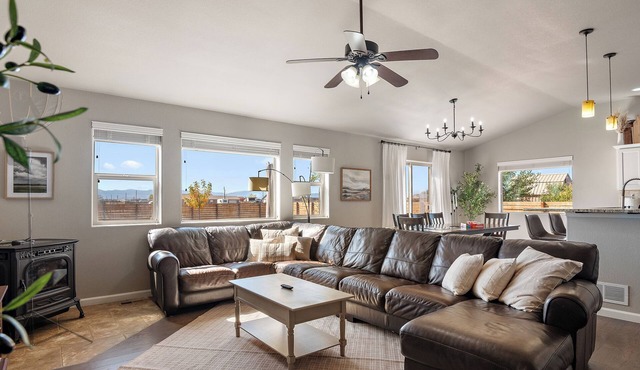 Spacious 3BR Home Sleeps 10 with Firepit & Game Rm