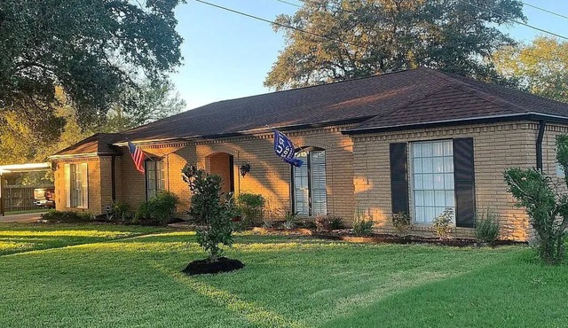 Spacious 3BR Home Near Downtown Hallettsville Enjoy warm Texas comfort just minutes from historic downtown Hallettsville. This 3BR/2.5BA single-story home offers 2,500+ sq ft, a full kitchen, covered porch, fenced yard, and multiple parking.