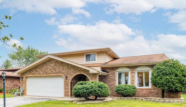 Spacious 3br home near Chicago, fenced yard for pets
