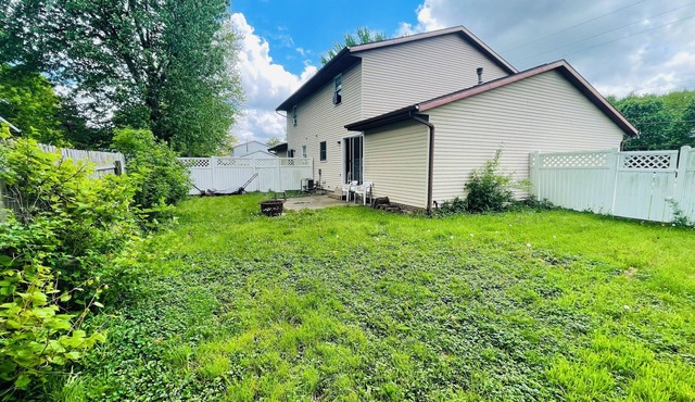 Spacious 3BR Home w/8 Beds, Big Yard & Parking – Near Canton & Hall of Fame