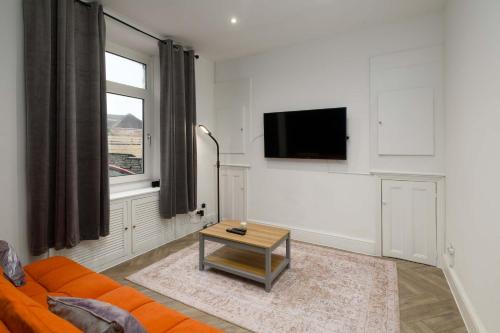 Spacious 3BR Home w Terrace - Ideal for Groups